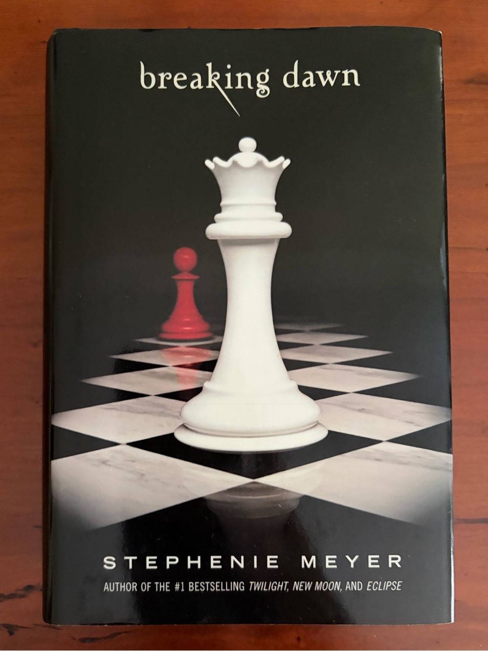 Breaking Dawn by Stephenie Meyer - Black Cover with White & Red Chess Pieces